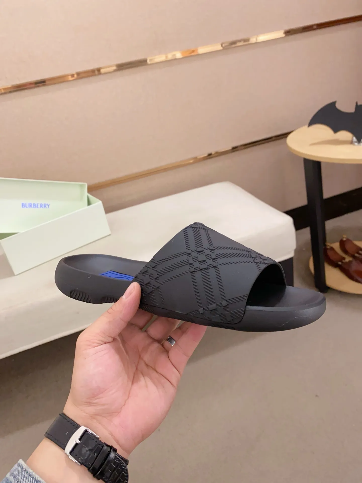 Men's shoes 💰: 320💰 [Burberry slippers] High-end men's shoes brand official website 1:1 latest masterpiece: original mold customization, the fabric is made of imported original rubber material, upgraded outsole, lighter and non-slip. The market's top quality, simple yet tasteful, a must-have for fashionistas, fashionable at your feet, full of confidence, the same style at the counter 👍The season of summer slippers is here. Code: 39-46